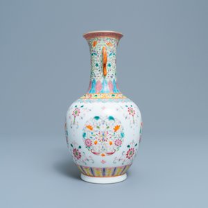 Un vase en porcelaine de Chine famille rose à décor floral, marque de Qianlong, République — photo 4