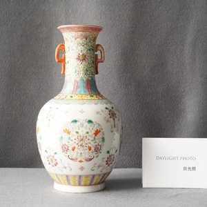 Un vase en porcelaine de Chine famille rose à décor floral, marque de Qianlong, République — photo 7