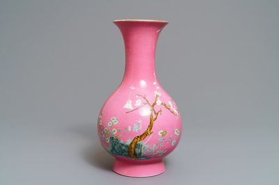 Un vase en porcelaine de Chine famille rose à décor floral sur fond rose, marque de Yongzheng, 20ème