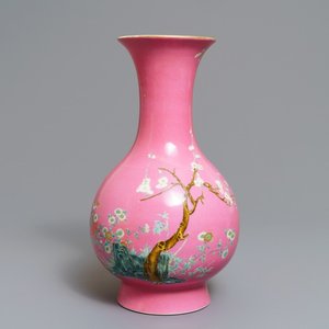 Un vase en porcelaine de Chine famille rose à décor floral sur fond rose, marque de Yongzheng, 20ème — photo 1