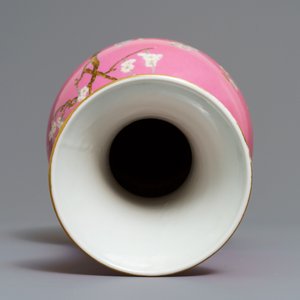Un vase en porcelaine de Chine famille rose à décor floral sur fond rose, marque de Yongzheng, 20ème — photo 6