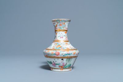 Un vase en porcelaine de Chine famille rose à décor millefleurs, marque de l'église catholique de Jingdezhen, République