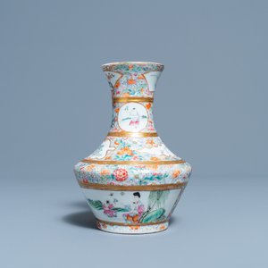 Un vase en porcelaine de Chine famille rose à décor millefleurs, marque de l'église catholique de Jingdezhen, République — photo 1