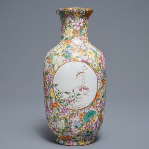 Un vase en porcelaine de Chine famille rose à décor millefleurs, marque de Qianlong, 20ème — photo 2