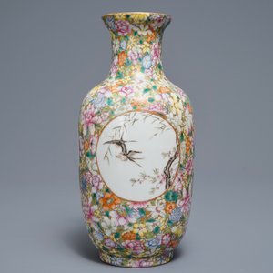 Un vase en porcelaine de Chine famille rose à décor millefleurs, marque de Qianlong, 20ème — photo 3