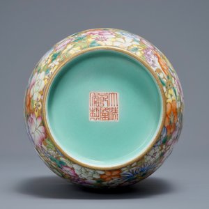 Un vase en porcelaine de Chine famille rose à décor millefleurs, marque de Qianlong, 20ème — photo 4