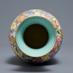 Un vase en porcelaine de Chine famille rose à décor millefleurs, marque de Qianlong, 20ème — photo 5