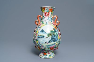 Un vase en porcelaine de Chine famille rose à décor millefleurs, marque de Qianlong, République, 20ème