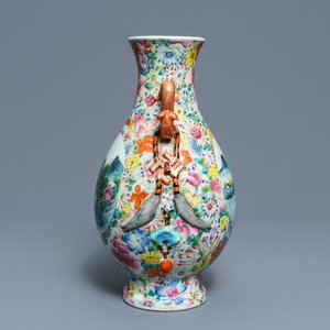 Un vase en porcelaine de Chine famille rose à décor millefleurs, marque de Qianlong, République, 20ème — photo 2