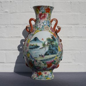 Un vase en porcelaine de Chine famille rose à décor millefleurs, marque de Qianlong, République, 20ème — photo 7