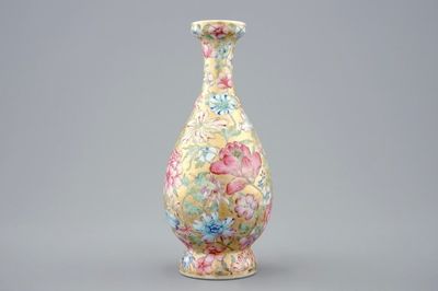 Un vase en porcelaine de Chine famille rose à décor millefleurs sur fond doré, 19/20ème