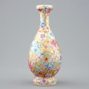 Un vase en porcelaine de Chine famille rose à décor millefleurs sur fond doré, 19/20ème — photo 3