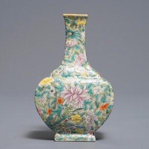 Un vase en porcelaine de Chine famille rose à décor millefleurs sur socle, marque de Qianlong, 18/19ème — photo 4