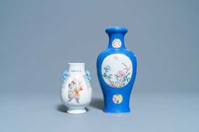 Un vase en porcelaine de Chine famille rose à décor 'Wu Shuang Pu' et un à fond bleu sgraffiato, 19/20ème