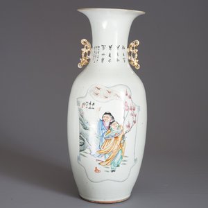 Un vase en porcelaine de Chine famille rose à double décor, 19/20ème — photo 8