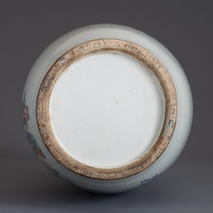 Un vase en porcelaine de Chine famille rose à double décor, 19/20ème — photo 9
