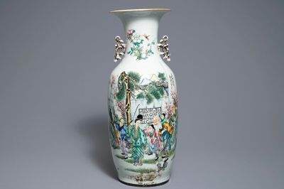 Un vase en porcelaine de Chine famille rose à double décor, 19/20ème