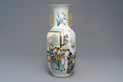 Un vase en porcelaine de Chine famille rose à double décor, 19/20ème