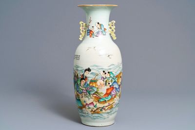 Un vase en porcelaine de Chine famille rose à double décor, 19/20ème