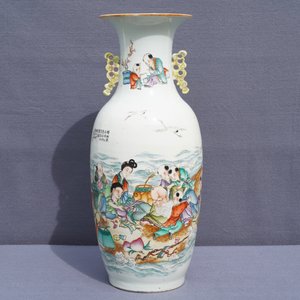 Un vase en porcelaine de Chine famille rose à double décor, 19/20ème — photo 8