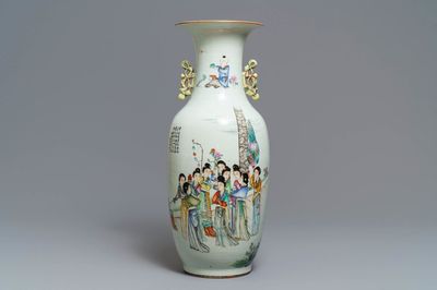Un vase en porcelaine de Chine famille rose à double décor, 19/20ème
