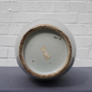 Un vase en porcelaine de Chine famille rose à double décor, 19/20ème — photo 12