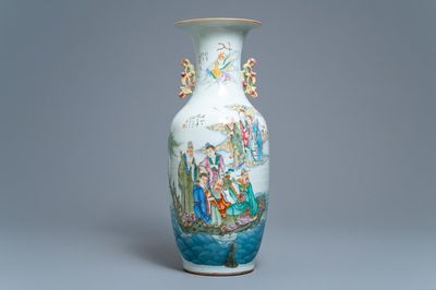 Un vase en porcelaine de Chine famille rose à double décor, 19/20ème