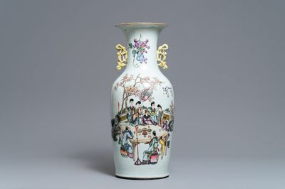 Un vase en porcelaine de Chine famille rose à double décor, 19/20ème