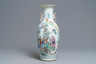 Un vase en porcelaine de Chine famille rose à double décor, 19/20ème