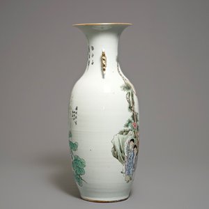 Un vase en porcelaine de Chine famille rose à double décor, 19/20ème — photo 2