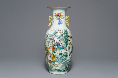 Un vase en porcelaine de Chine famille rose à double décor, 19/20ème