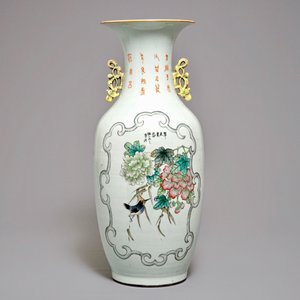 Un vase en porcelaine de Chine famille rose à double décor, 19/20ème — photo 3