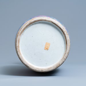 Un vase en porcelaine de Chine famille rose à fond bleu, 19ème — photo 6