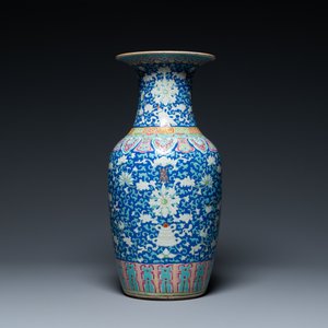 Un vase en porcelaine de Chine famille rose à fond bleu à décor 'bajixiang', 19ème — photo 3
