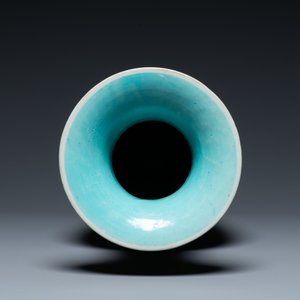 Un vase en porcelaine de Chine famille rose à fond bleu à décor 'bajixiang', 19ème — photo 5
