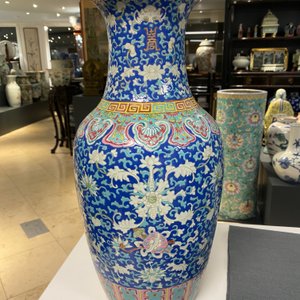 Un vase en porcelaine de Chine famille rose à fond bleu à décor 'bajixiang', 19ème — photo 8