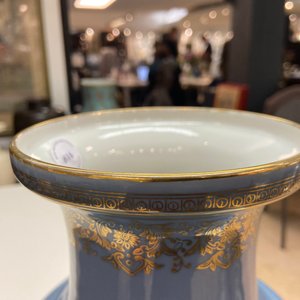 Un vase en porcelaine de Chine famille rose à fond bleu de lavande, marque de Qianlong, République — photo 13