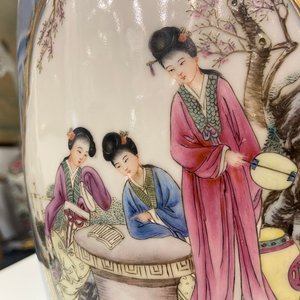 Un vase en porcelaine de Chine famille rose à fond bleu de lavande, marque de Qianlong, République — photo 14