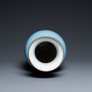Un vase en porcelaine de Chine famille rose à fond bleu de lavande, marque de Qianlong, République — photo 6