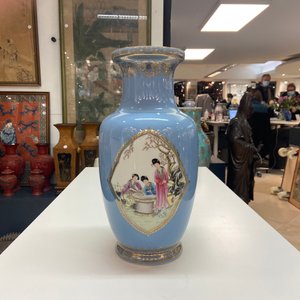 Un vase en porcelaine de Chine famille rose à fond bleu de lavande, marque de Qianlong, République — photo 9