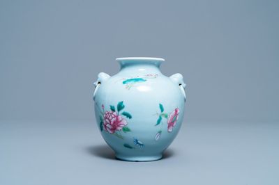 Un vase en porcelaine de Chine famille rose à fond bleu de lavande, marque de Yongzheng, 19/20ème