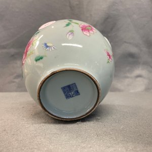 Un vase en porcelaine de Chine famille rose à fond bleu de lavande, marque de Yongzheng, 19/20ème — photo 12