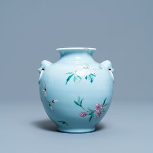 Un vase en porcelaine de Chine famille rose à fond bleu de lavande, marque de Yongzheng, 19/20ème — photo 3