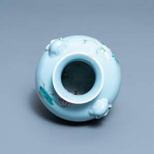 Un vase en porcelaine de Chine famille rose à fond bleu de lavande, marque de Yongzheng, 19/20ème — photo 6