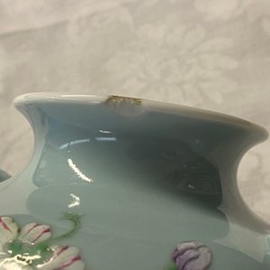 Un vase en porcelaine de Chine famille rose à fond bleu de lavande, marque de Yongzheng, 19/20ème — photo 7