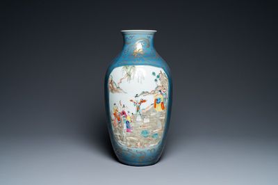 Un vase en porcelaine de Chine famille rose à fond bleu rehaussé d'or, 18/19ème