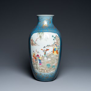 Un vase en porcelaine de Chine famille rose à fond bleu rehaussé d'or, 18/19ème — photo 1