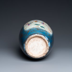 Un vase en porcelaine de Chine famille rose à fond bleu rehaussé d'or, 18/19ème — photo 6