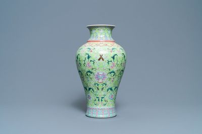 Un vase en porcelaine de Chine famille rose à fond de couleur vert lime, marque de Qianlong, 19/20ème