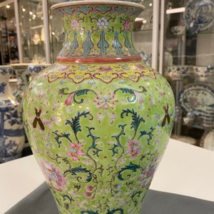 Un vase en porcelaine de Chine famille rose à fond de couleur vert lime, marque de Qianlong, 19/20ème — photo 16